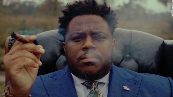 مرشح لمجلس الشيوخ الأمريكي يدخن الحشيش خلال حملته الانتخابية(فيديو)