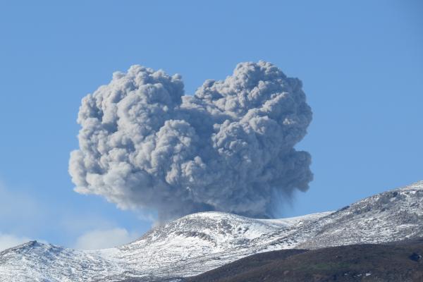 لقطات تحبس الانفاس لحظة استيقاظ احد البراكين بروسيا(فيديو)