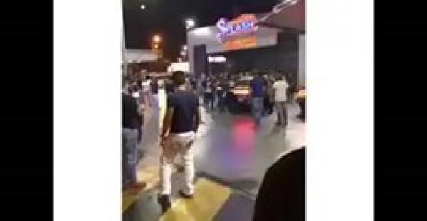 بالفيديو.. رجل أمن يشهر سلاحه في مشاجرة