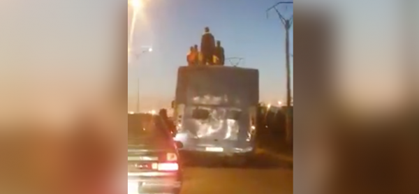 شباب يركبون فوق سقف الحافلات في كازا