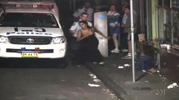 بالفيديو .. ضابط شرطة يسحل فتاة مخمورة بسيدني