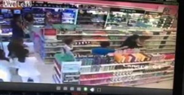 بالفيديو.. امرأة تلقن عشيقة زوجها علقة ساخنة بمقر عملها