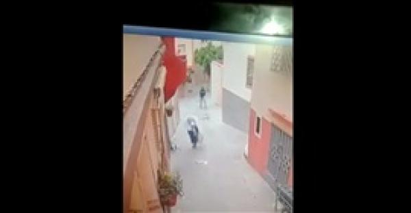 بالفيديو.. رد فعل غير متوقع لفتاة حاول شاب سرقتها والتحرش بها