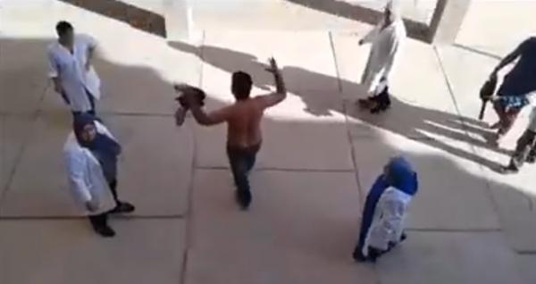 أب يتعرى داخل مؤسسة تعليمية ويثير حالة من الرعب في وسط الأساتذة والأستاذات