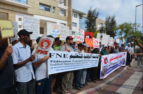 بالفيديو: عمال الحراسة والنظافة يحتجون أمام أكاديمية التعليم بالرباط .. 4 أشهر ما تخلصو.. باش غدي يعيشو؟