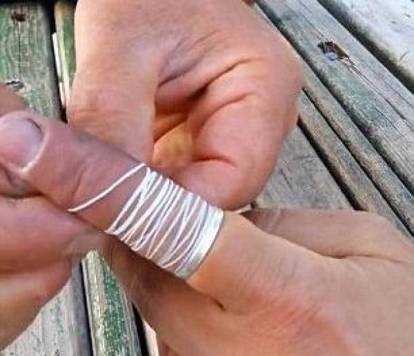 بالفيديو.. مقطع مذهل يعرض طريقة لخلع الخاتم العالق بالإصبع