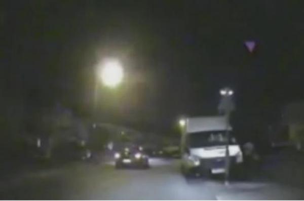 بالفيديو: شرطي ينتزع مسدس مجرم حاول قتل زميله