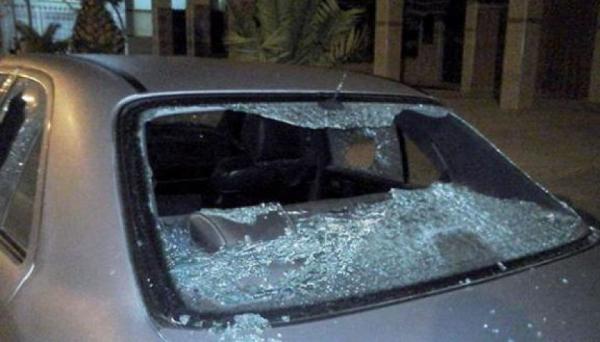 سيبة... "مشرملين" يكسرون 5 سيارات مركونة بالشارع ويهاجمون سيارة الشرطة بالحجارة