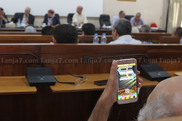 مستشار في جماعة طنجة يلعب بالهاتف أثناء جلسة مناقشة مشروع مهم