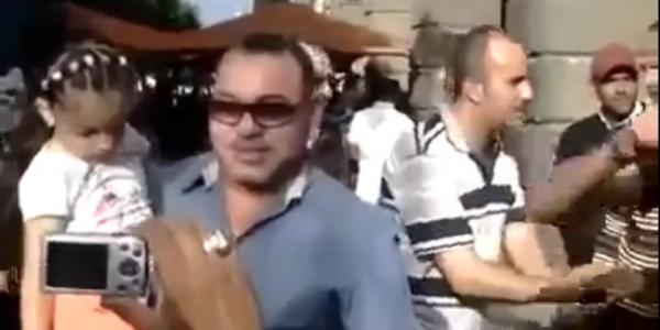 صحيفة تونسية تنشرُ صوراً للملك مُعنونة بـ "ملك في الشارع"