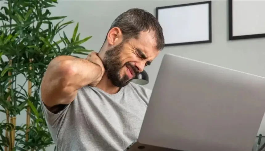 جلوسك الطويل يهدد رقبتك: دراسة تحذّر من الاستخدام المفرط للهاتف والمكتب
