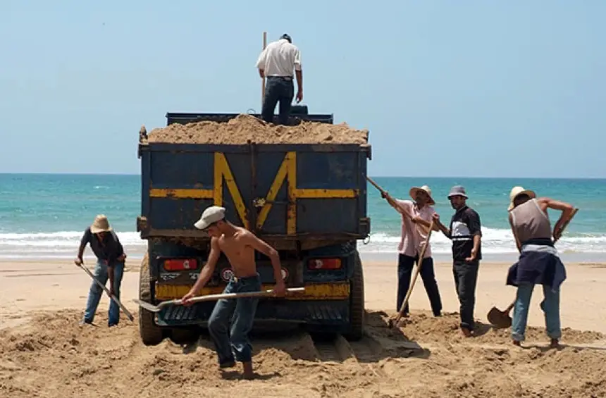 القنيطرة..  الإفراج عن منعش عقاري معروف بكفالة بعد ضبطه متلبساً بسرقة الرمال