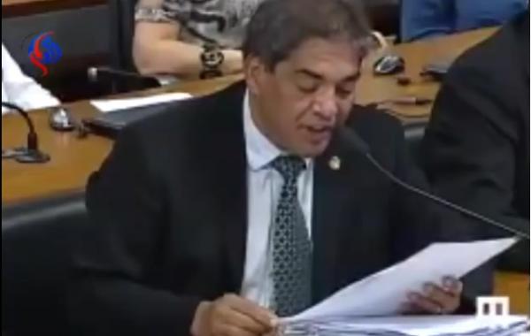 بالفيديو.. سقوط أسنان سيناتور برازيلي يضعه في موقف محرج