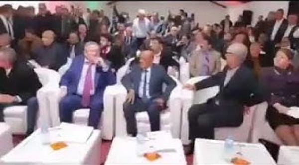 رئيس سوناطراك الجزائرية ولد قدور و الوالي زوخ يتفاجآن على المباشر بهتافات: "ديكاج .. يا السراقين"