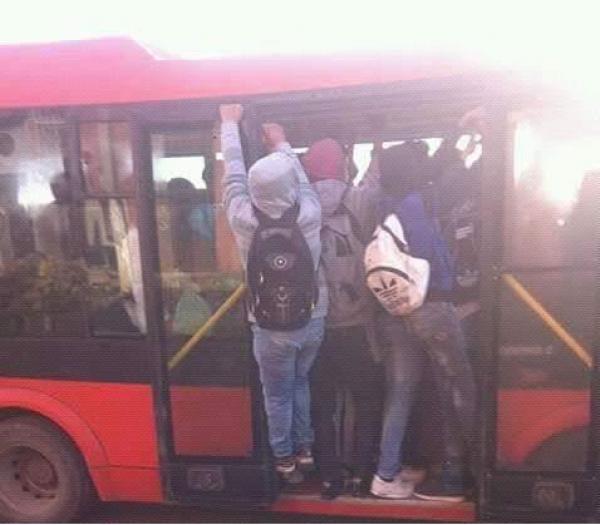 ازدحام و تحرش و مغامرة في رحلات الحافلات و الطلبة يتداولون صورة مخجلة
