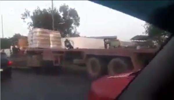 أصاب عطب شاحنته فاستغلها مواطنون لسرقة المشروبات الغازية