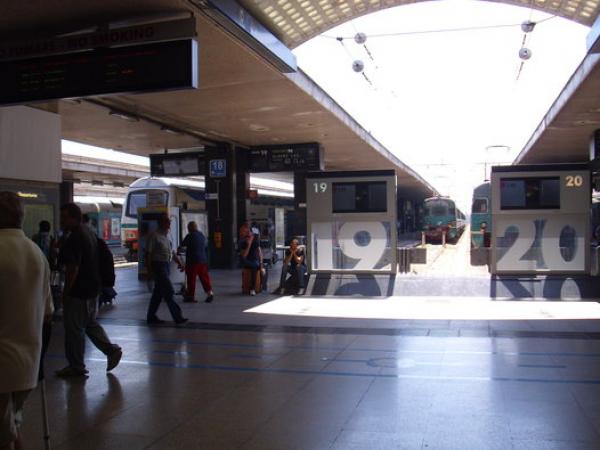 شاب إيطالي "مختل عقليا" يعتدي على سبعيني مغربي باللكم و الركل حتى الموت بمحطة القطار بروما 