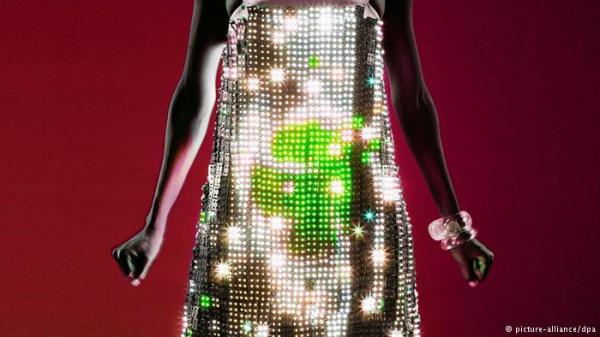 الملابس الذكية ـ أحذية تعد الخطوات وقفازات ناطقة