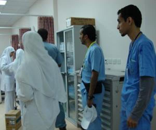 شاب يلكم و يركل والدته العجوز لأنه لم يجد السكر في البيت  