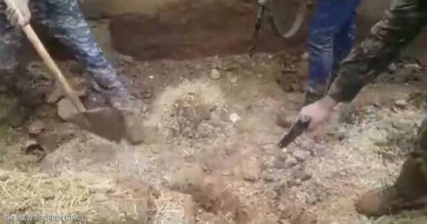 مسلح داعشي يخرج من تحت الأرض في العراق