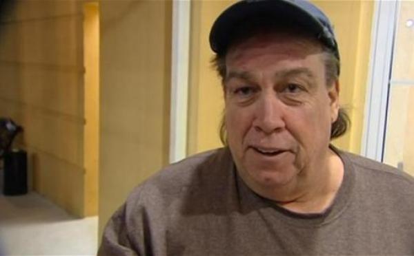 يُحتجز في الطائرة بعد أن غادر جميع ركابها خلال نومه