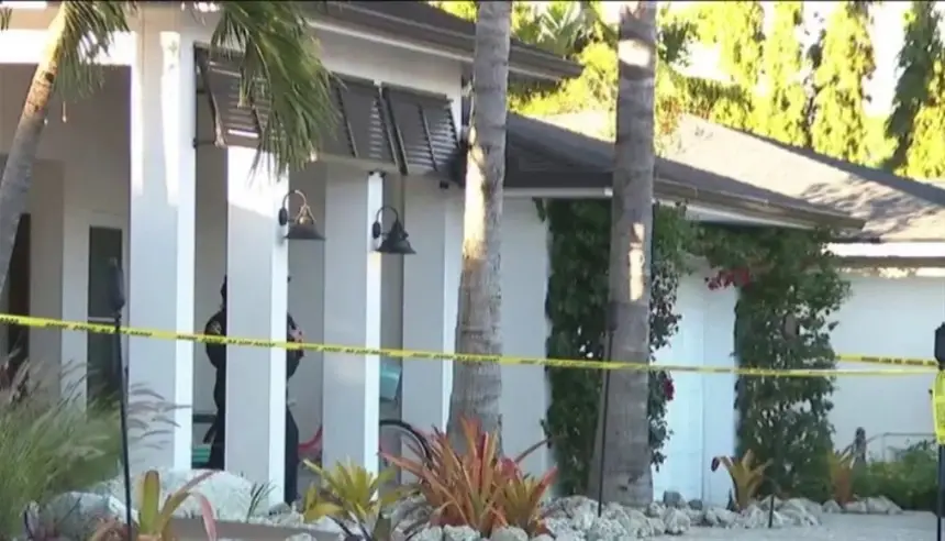 مراهقة تعود من المدرسة لتجد شقيقها مقتولاً بين ذراعي والدته