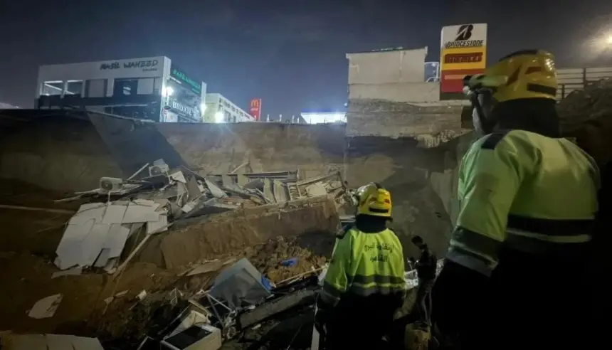 فاجعة في مصر تهز مواقع التواصل.. هبوط أرضي مفاجئ يبتلع محطة وقود ويصيب أشخاصاً