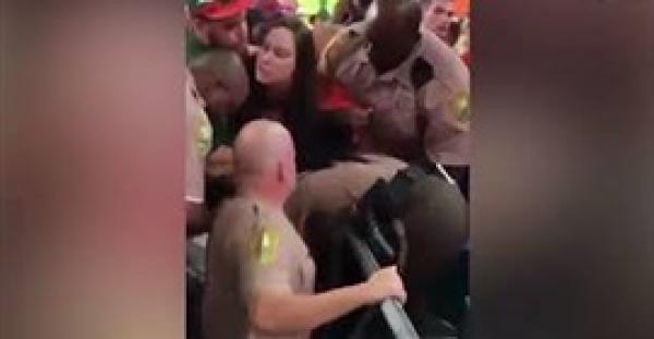 بالفيديو والصور.. شرطي يصفع مشجعة على وجهها أثناء ترحيلها من الملعب