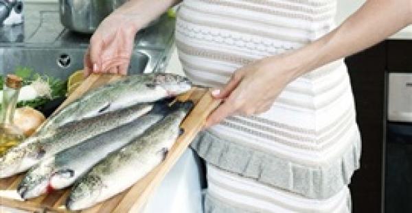 تناول المرأة للأسماك بصفة منتظمة يؤخر فترة انقطاع الطمث