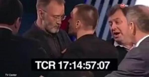 بالفيديو.. لحظة ضرب صحفي بولندي على التليفزيون الروسي