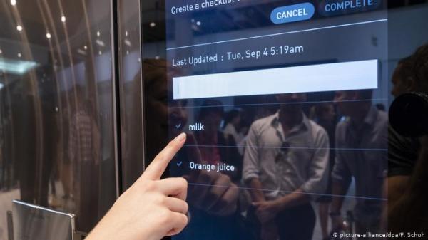 عاقبتها أمها بسحب هاتفها المحمول..فغردت عبر الثلاجة!