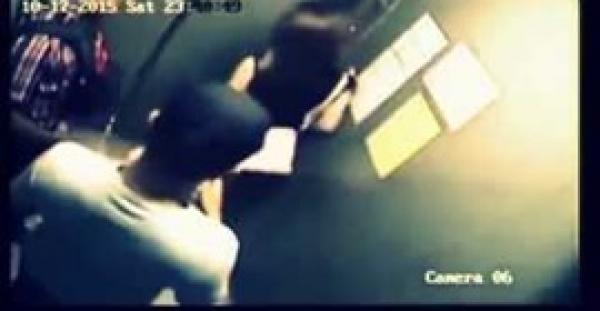 بالفيديو.. شاهد ماذا فعل شابان بفتاة حسناء داخل المصعد