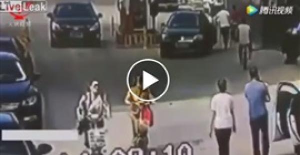 بالفيديو.. لحظة دهس امرأة حاولت اعتراض طريق سيارة