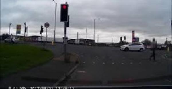 بالفيديو.. سيدة تنقذ حياة طفل عمره عامين يقف بمفرده على الطريق