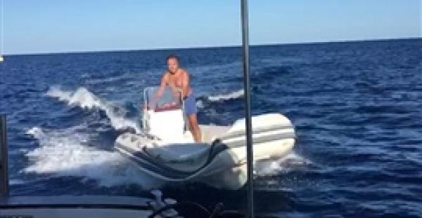 مطاردة رجل لقارب سياح تنقلب ضده (فيديو  )