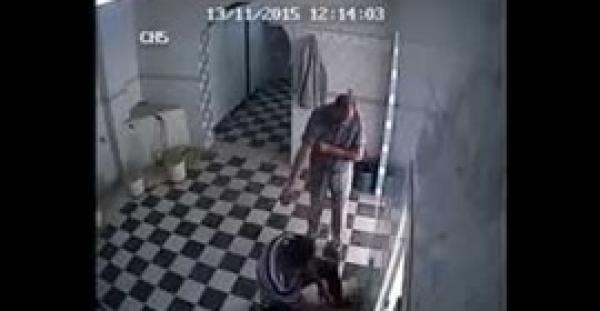 بالفيديو.. رجل يسرق أموالًا من أحد المصلين داخل مسجد