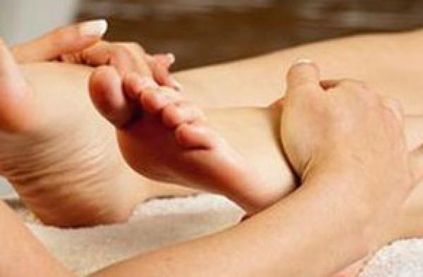 ماذا أفعل إذا تحرك أحد أظافر قدمى من مكانه؟