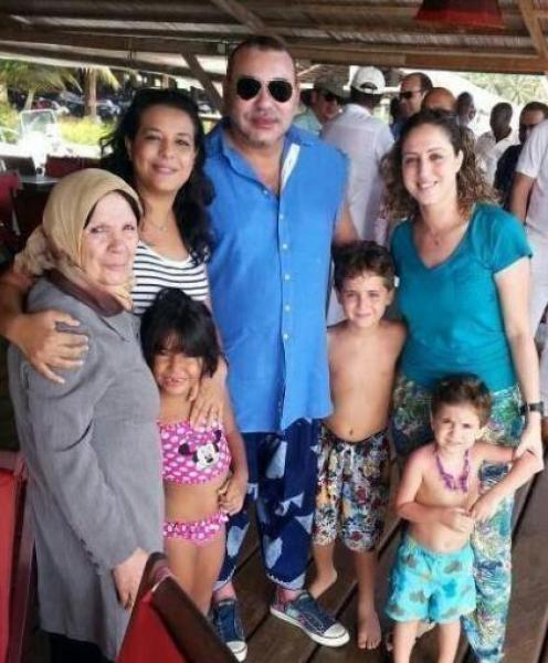 آخرالصور: ظهور الملك رفقة عائلات مغربية خلال جولته الافريقية