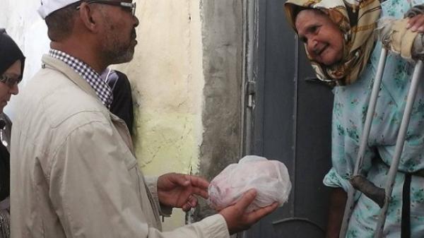 جدل في الفايسبوك بعد تداول صورة لرئيس جماعة تطوان و هو يعطي دجاجة لمسنة فقيرة