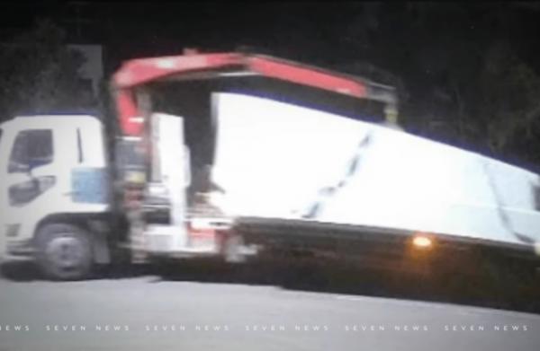 بالفيديو.. لصوص محترفون يسرقون مسبحاً طوله 7 أمتار