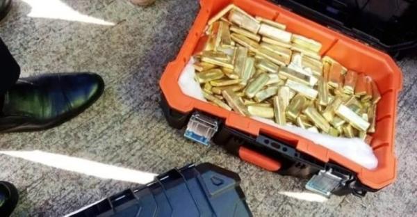 زامبيا تحتجز طائرة مصرية خاصة على متنها ملايين الدولارات وأسلحة وذهب