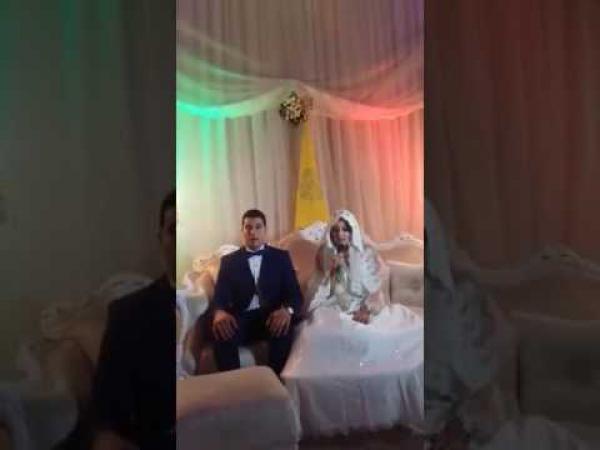 بالفيديو: عروس تقرأ القرآن ليلة زفافها وهي على مسرح الزفاف