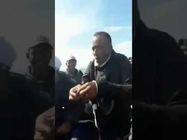 بالفيديو..شاهد "حراكة" مغاربة "ناشطين" على متن قاربين وسط البحر!