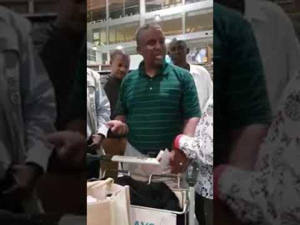 اعتقال وزير داخلية بوتسوانا فى المطار بتهمة الفساد بعد عودته إلى البلاد قادما من دبي