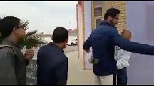 شاهد كيف يتم تفتيش "التلاميذ" قبل اجراء الإمتحان في المغرب