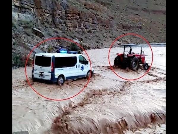 شاهد .. جرار يسعف سيارة إسعاف لعبور فيضان وادي