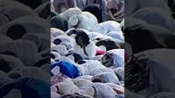 مكة: شخص يدخن السيجارة وسط الصلاة في الكعبة المشرفة و يقوم بحركات غريبة