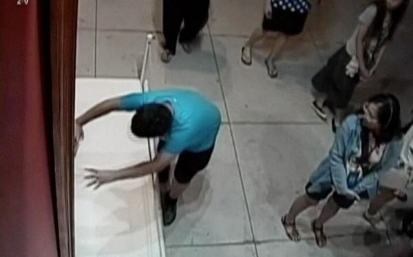 بالفيديو: لحظة تعثر طفل بلوحة أثرية قيمتها 1.5 مليون دولار