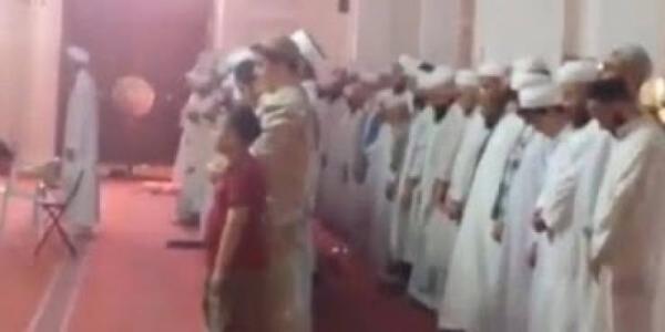 مواطن سعودي يصور صلاة غريبة ليست كصلاة المسلمين في احد مساجد بالسعودية