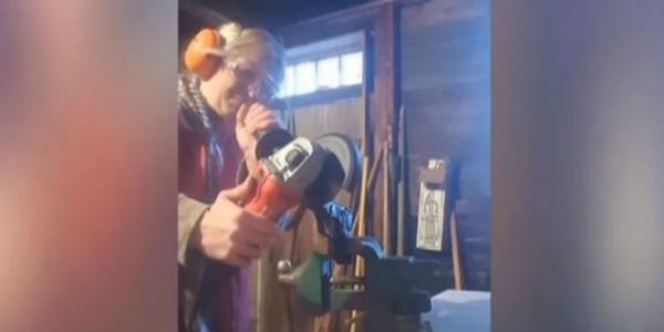 بالفيديو: أمريكيون يقررون تحطيم أسلحتهم تضامنا مع ضحايا مجزرة فلوريدا